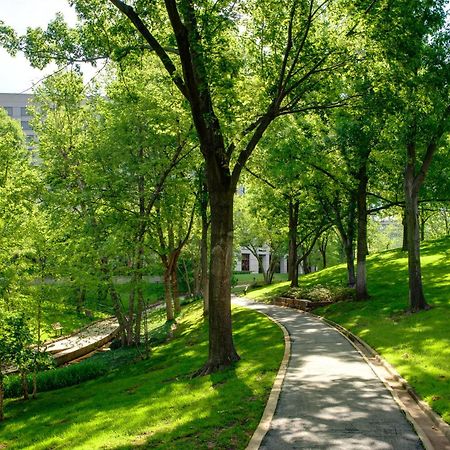 Doubletree By Hilton Tulsa At Warren Place Екстер'єр фото