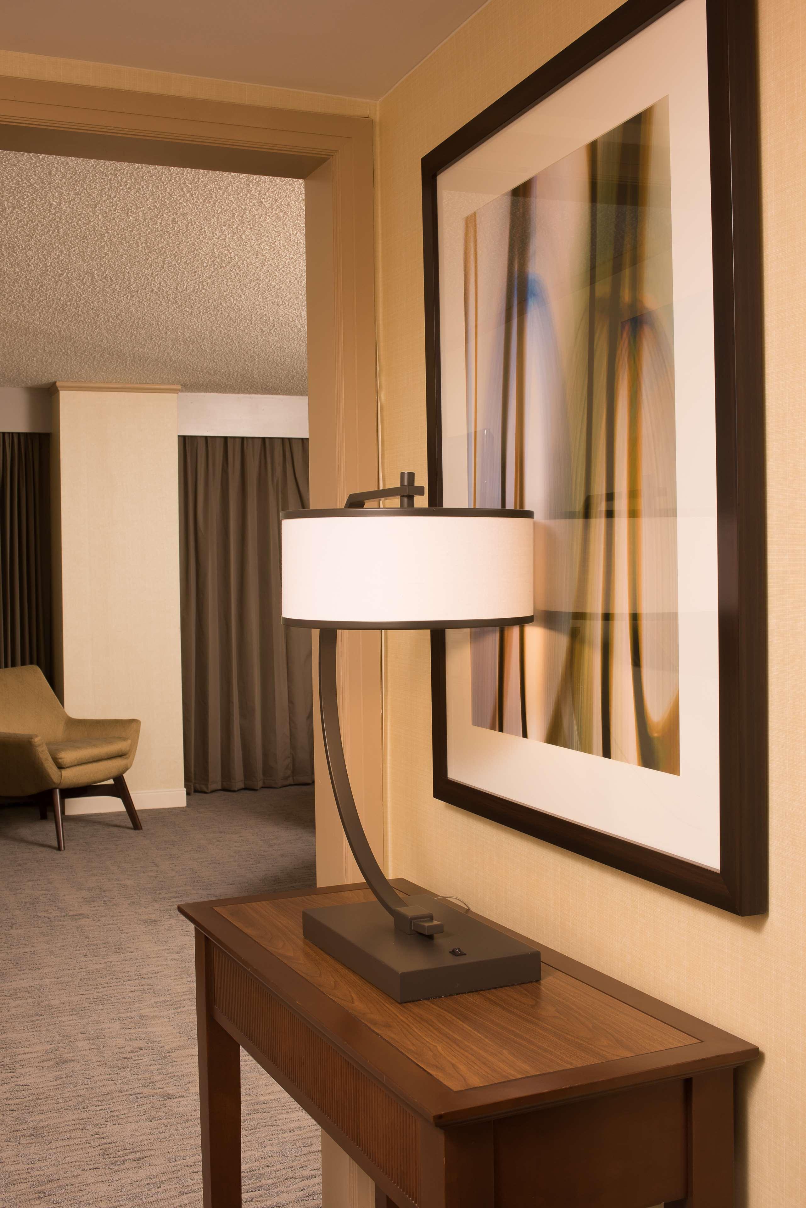 Doubletree By Hilton Tulsa At Warren Place Екстер'єр фото