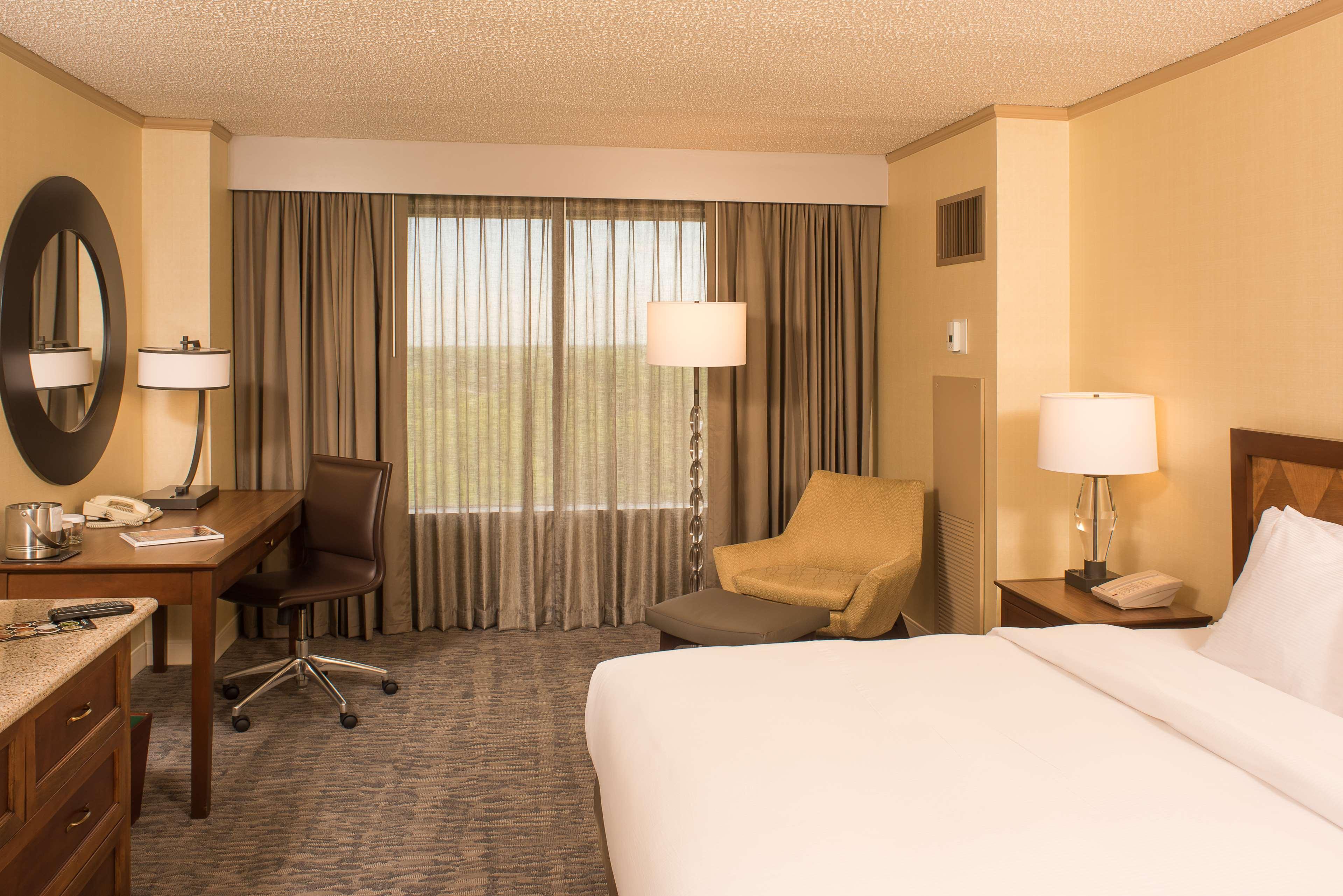 Doubletree By Hilton Tulsa At Warren Place Екстер'єр фото