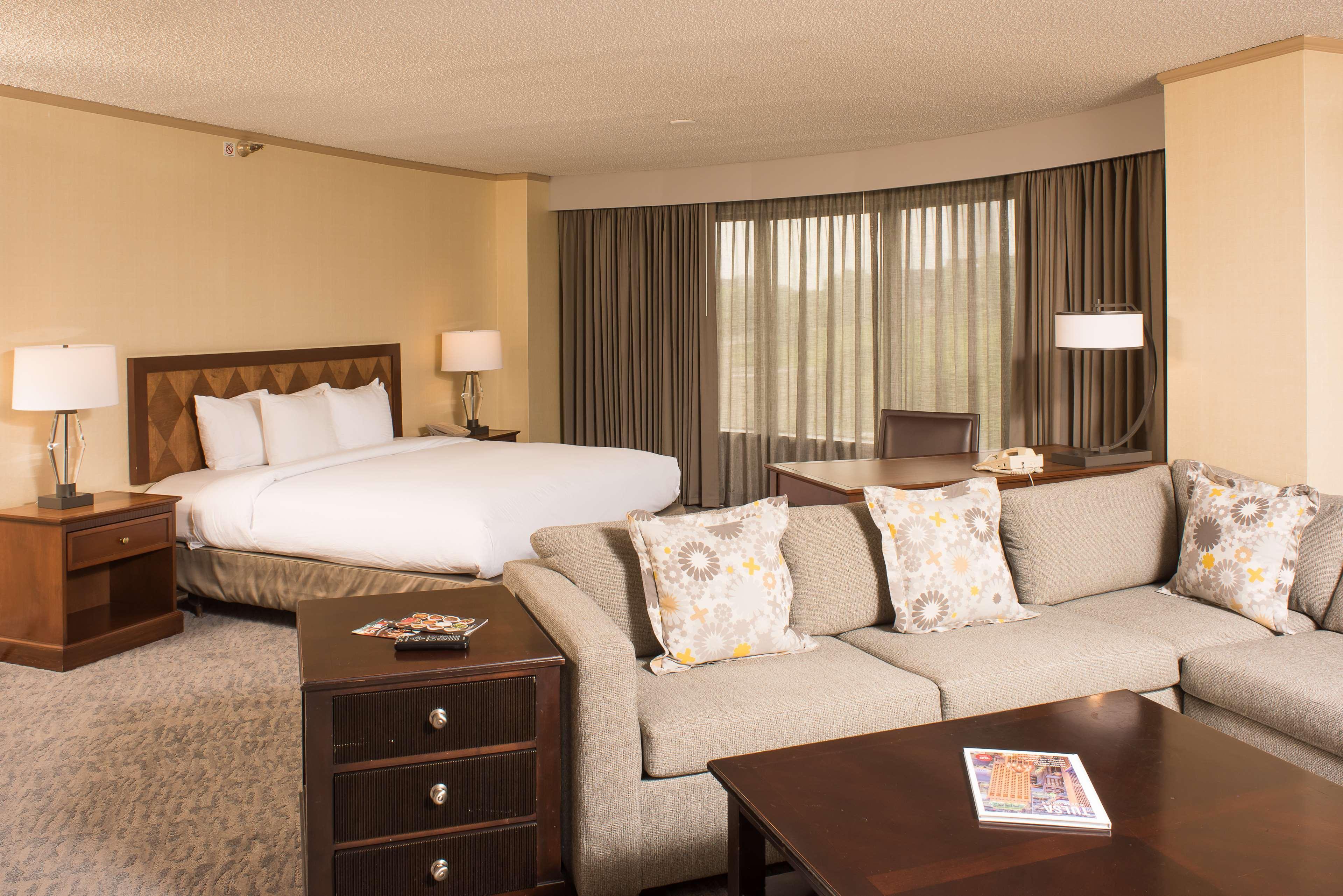 Doubletree By Hilton Tulsa At Warren Place Екстер'єр фото