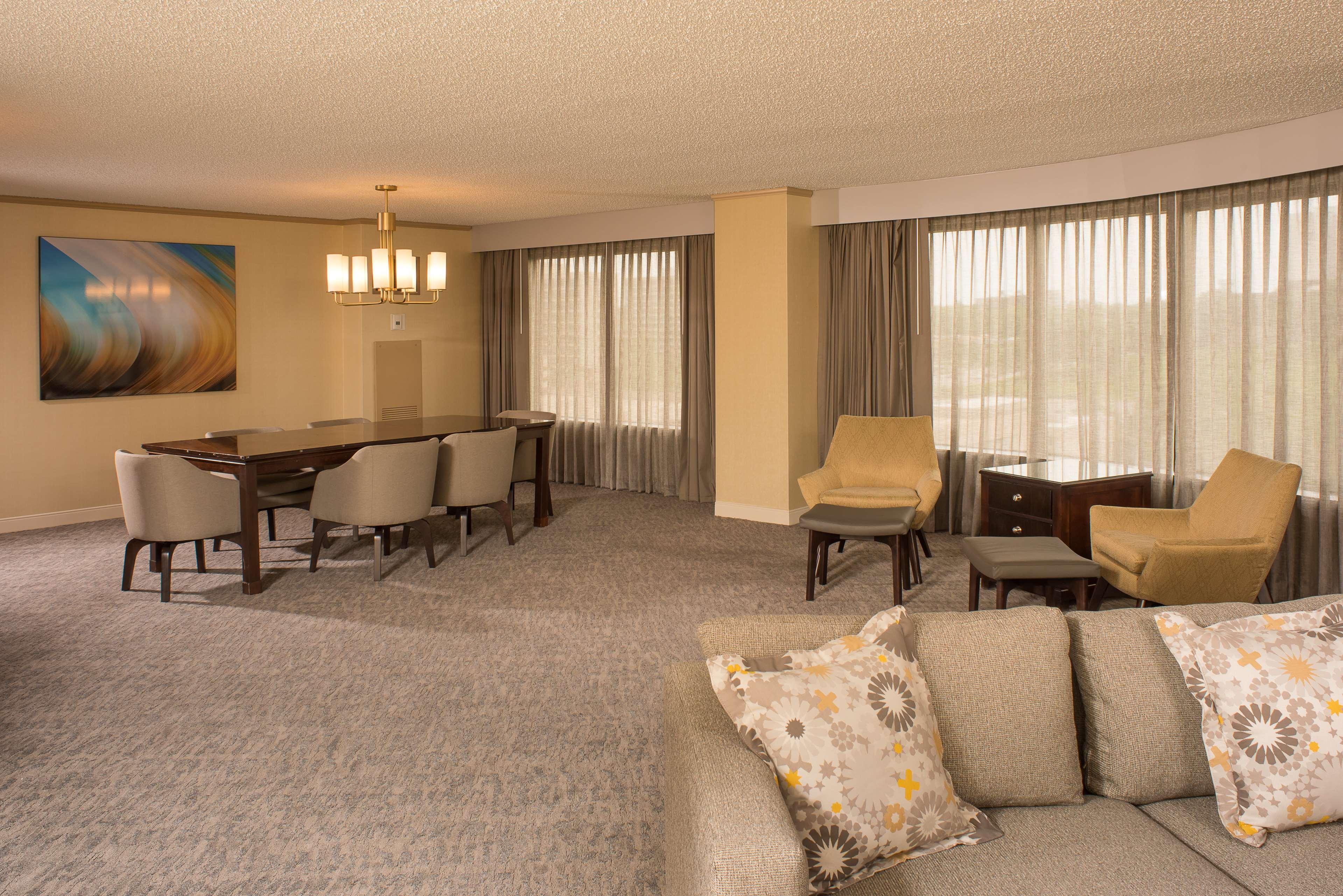 Doubletree By Hilton Tulsa At Warren Place Екстер'єр фото