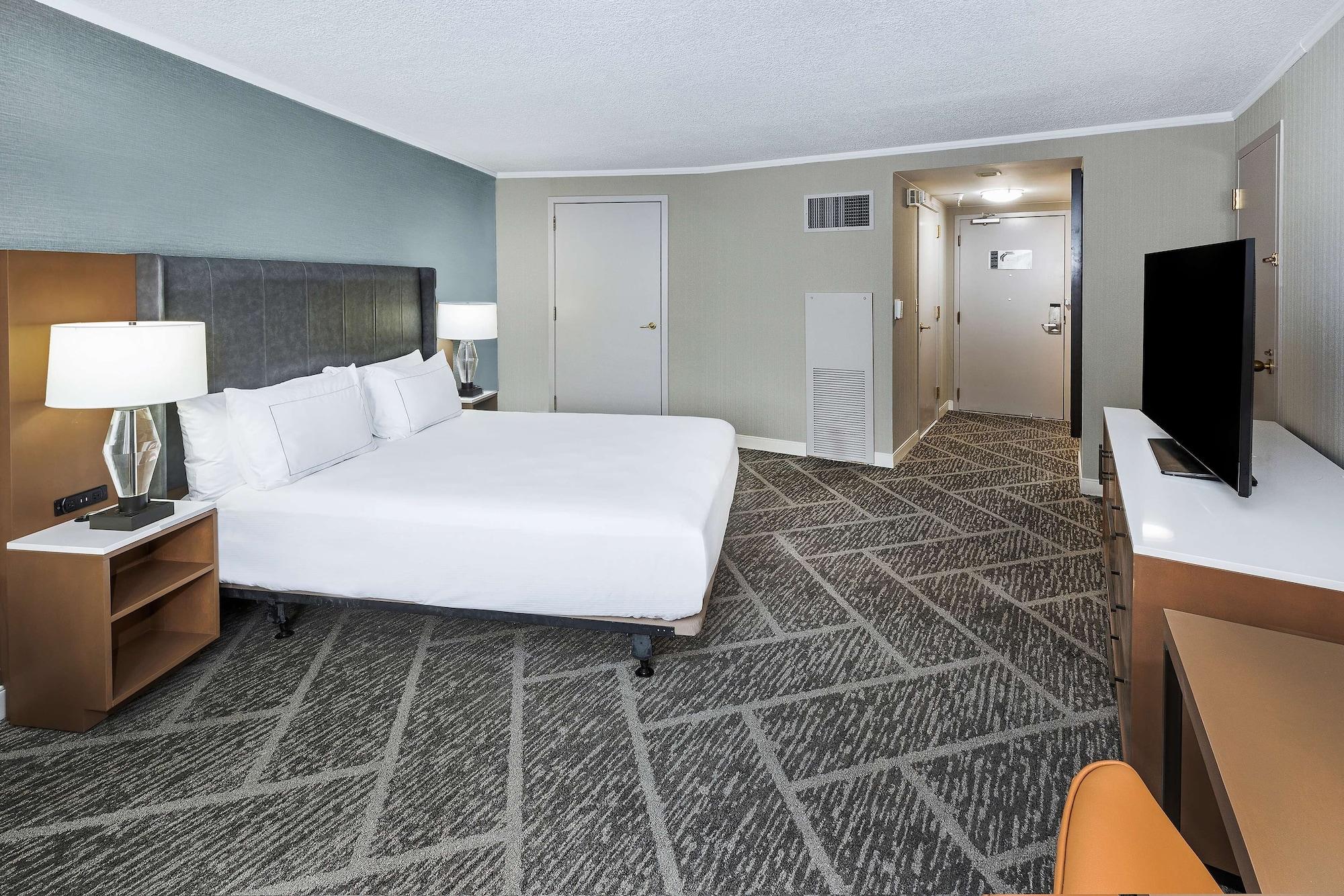 Doubletree By Hilton Tulsa At Warren Place Екстер'єр фото