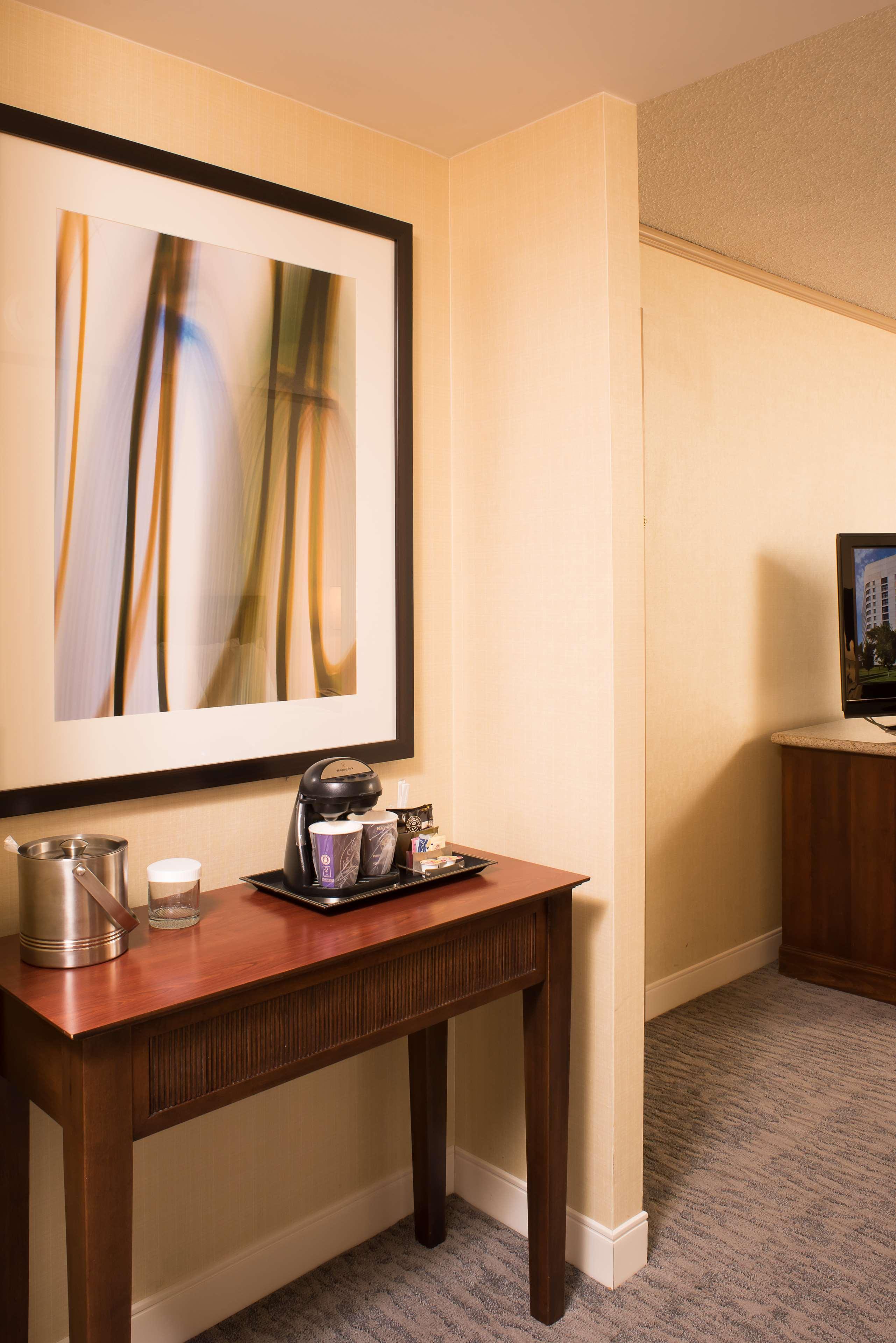Doubletree By Hilton Tulsa At Warren Place Екстер'єр фото