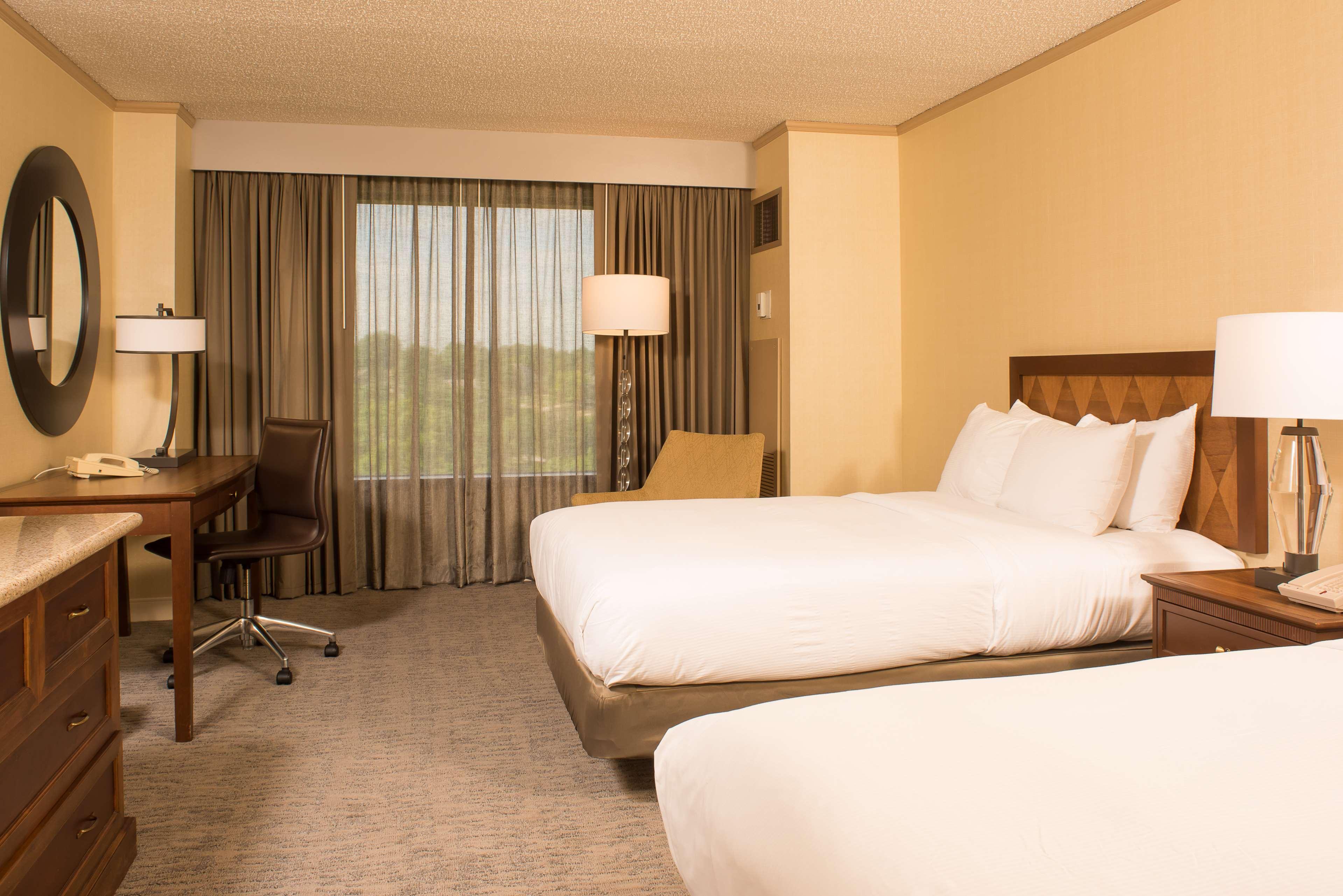 Doubletree By Hilton Tulsa At Warren Place Екстер'єр фото