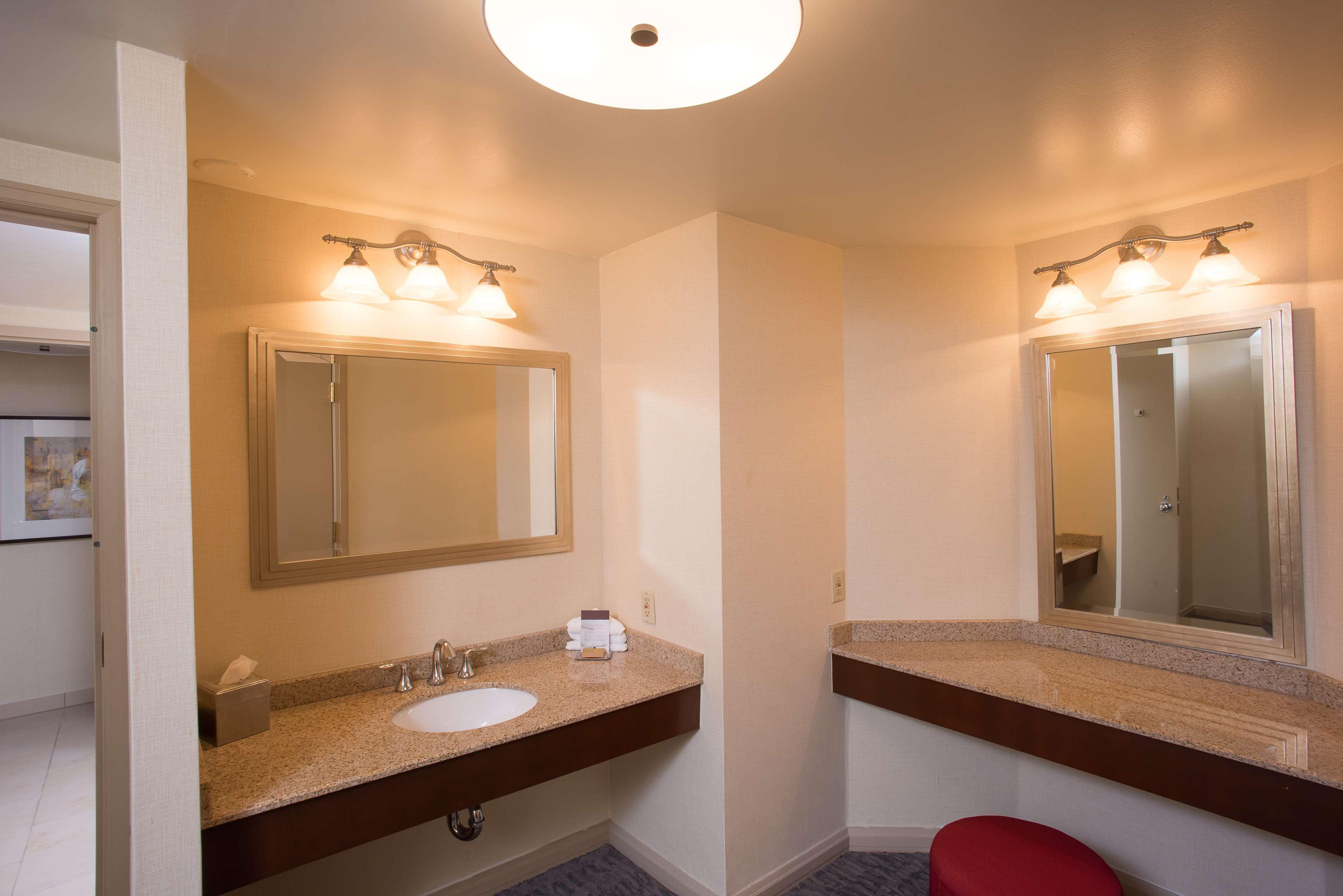 Doubletree By Hilton Tulsa At Warren Place Екстер'єр фото