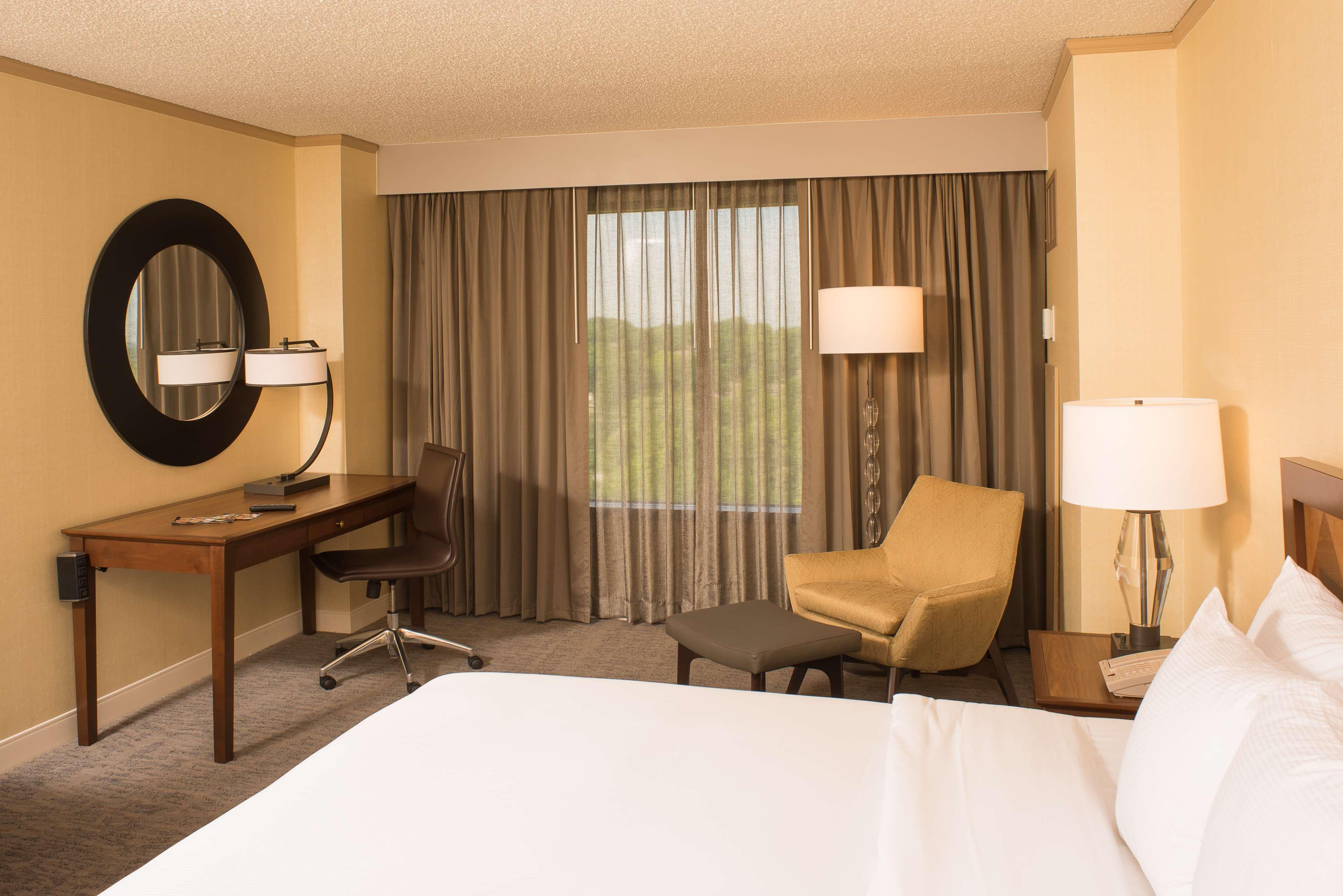 Doubletree By Hilton Tulsa At Warren Place Екстер'єр фото