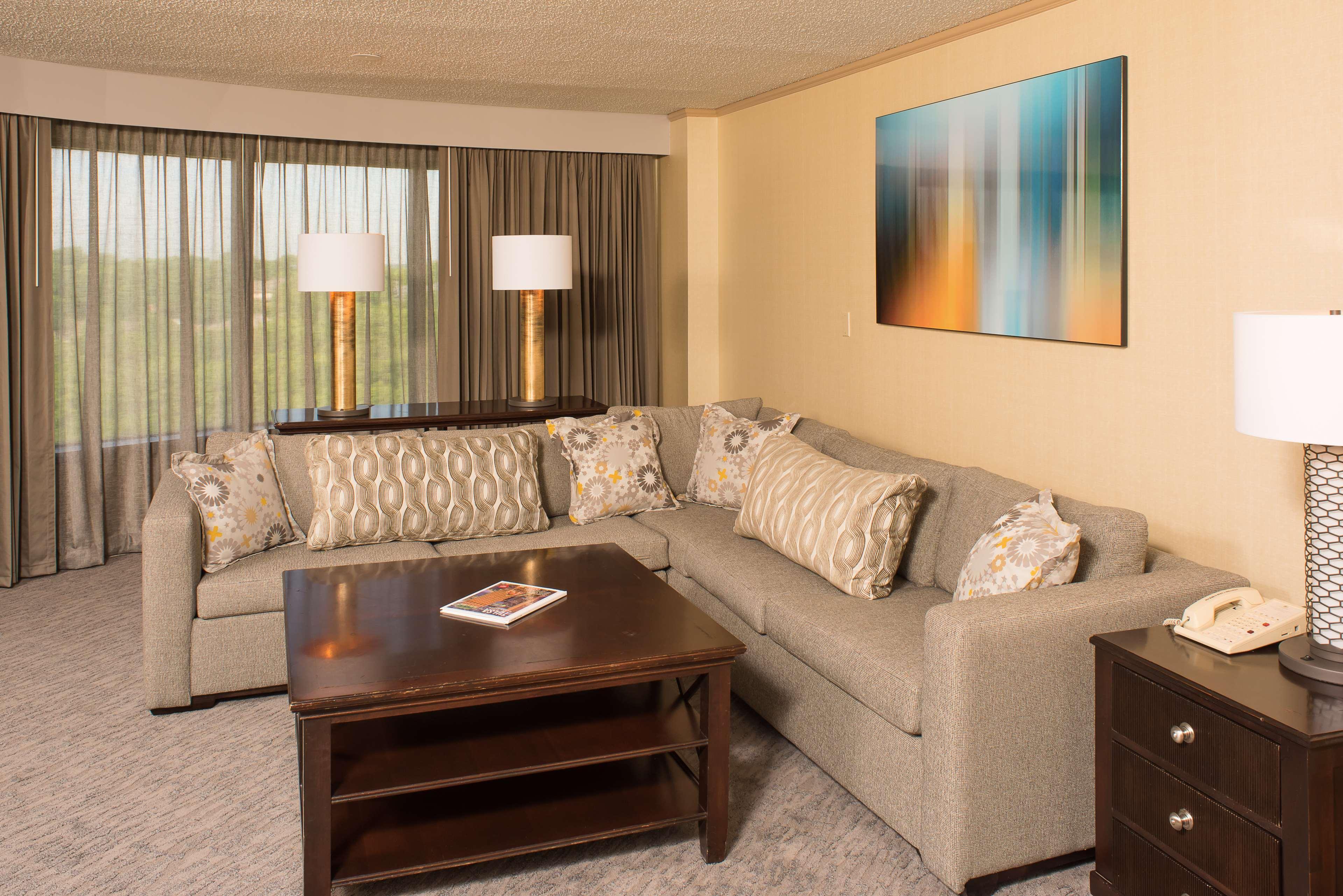 Doubletree By Hilton Tulsa At Warren Place Екстер'єр фото