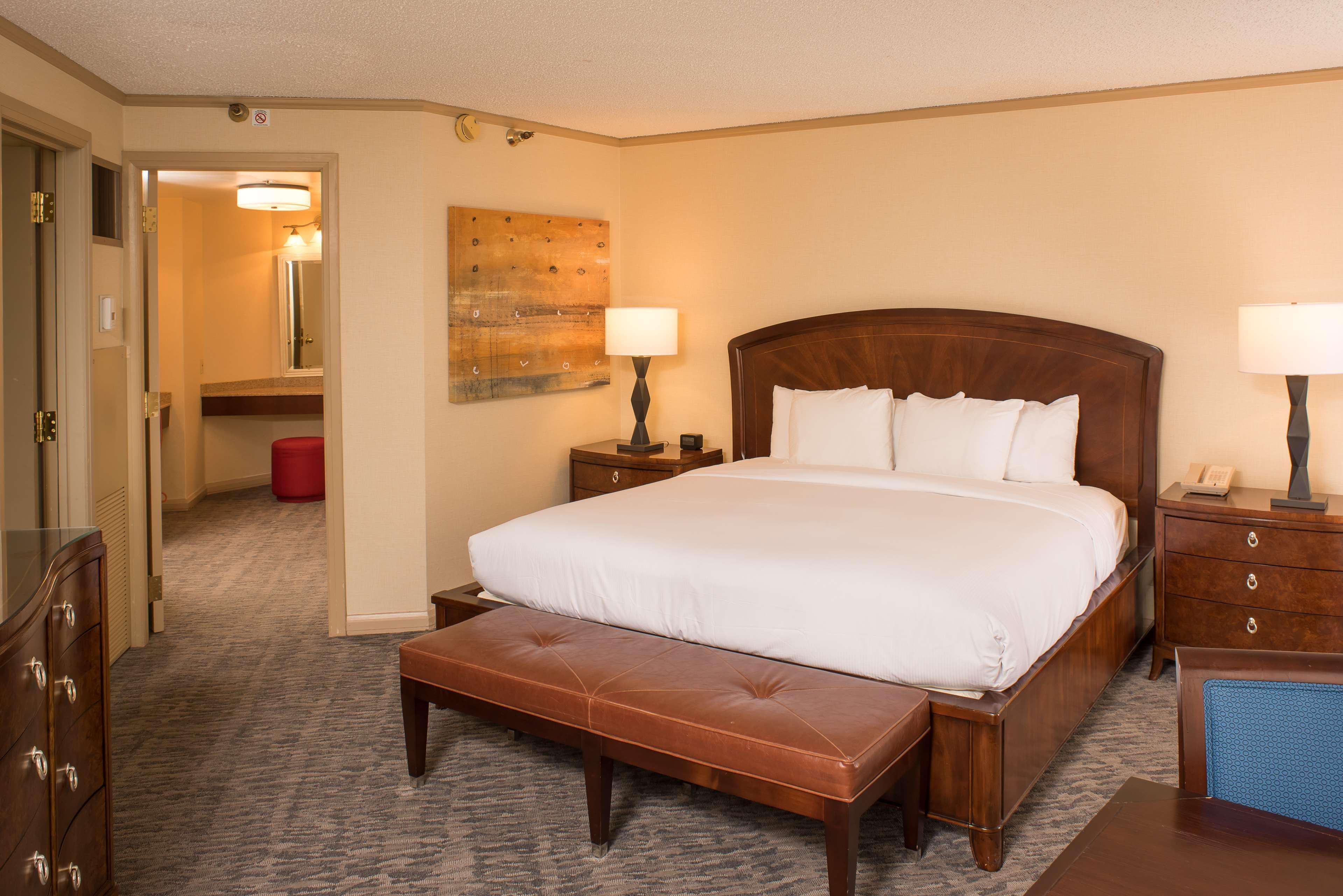 Doubletree By Hilton Tulsa At Warren Place Екстер'єр фото