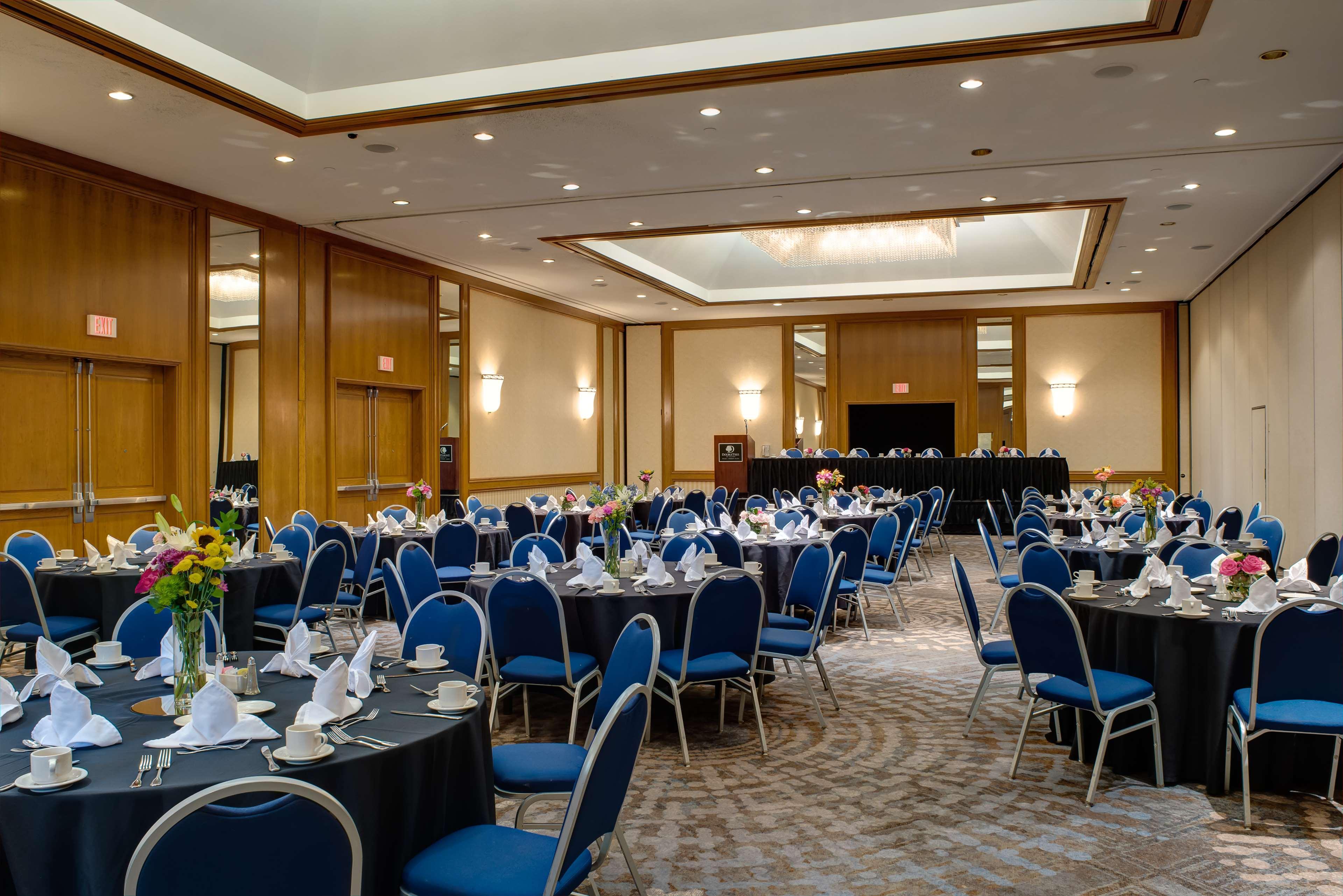 Doubletree By Hilton Tulsa At Warren Place Екстер'єр фото