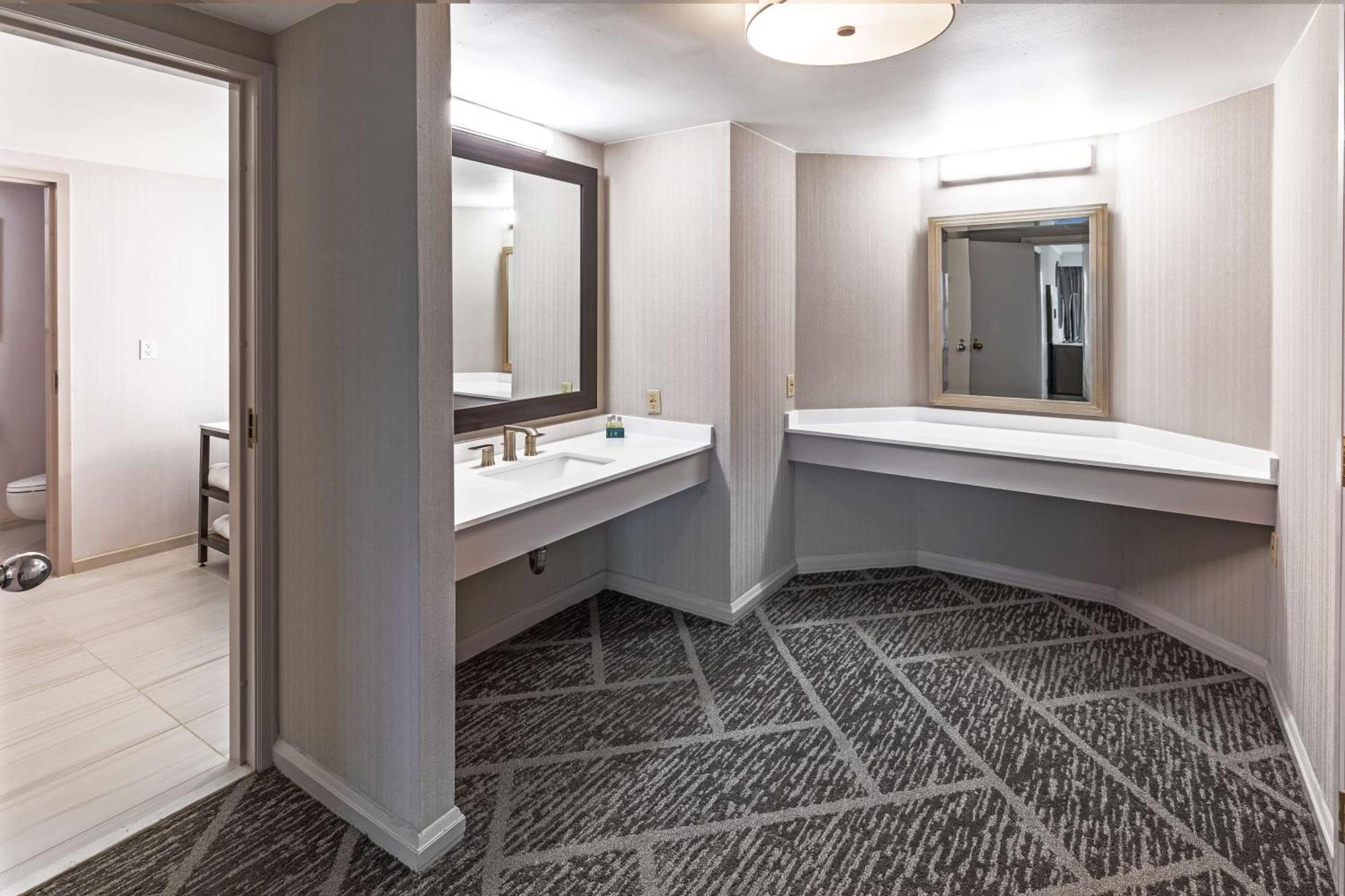 Doubletree By Hilton Tulsa At Warren Place Екстер'єр фото