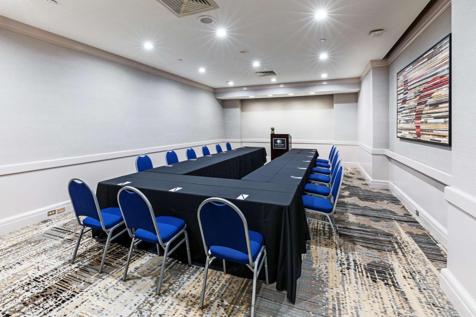 Doubletree By Hilton Tulsa At Warren Place Екстер'єр фото