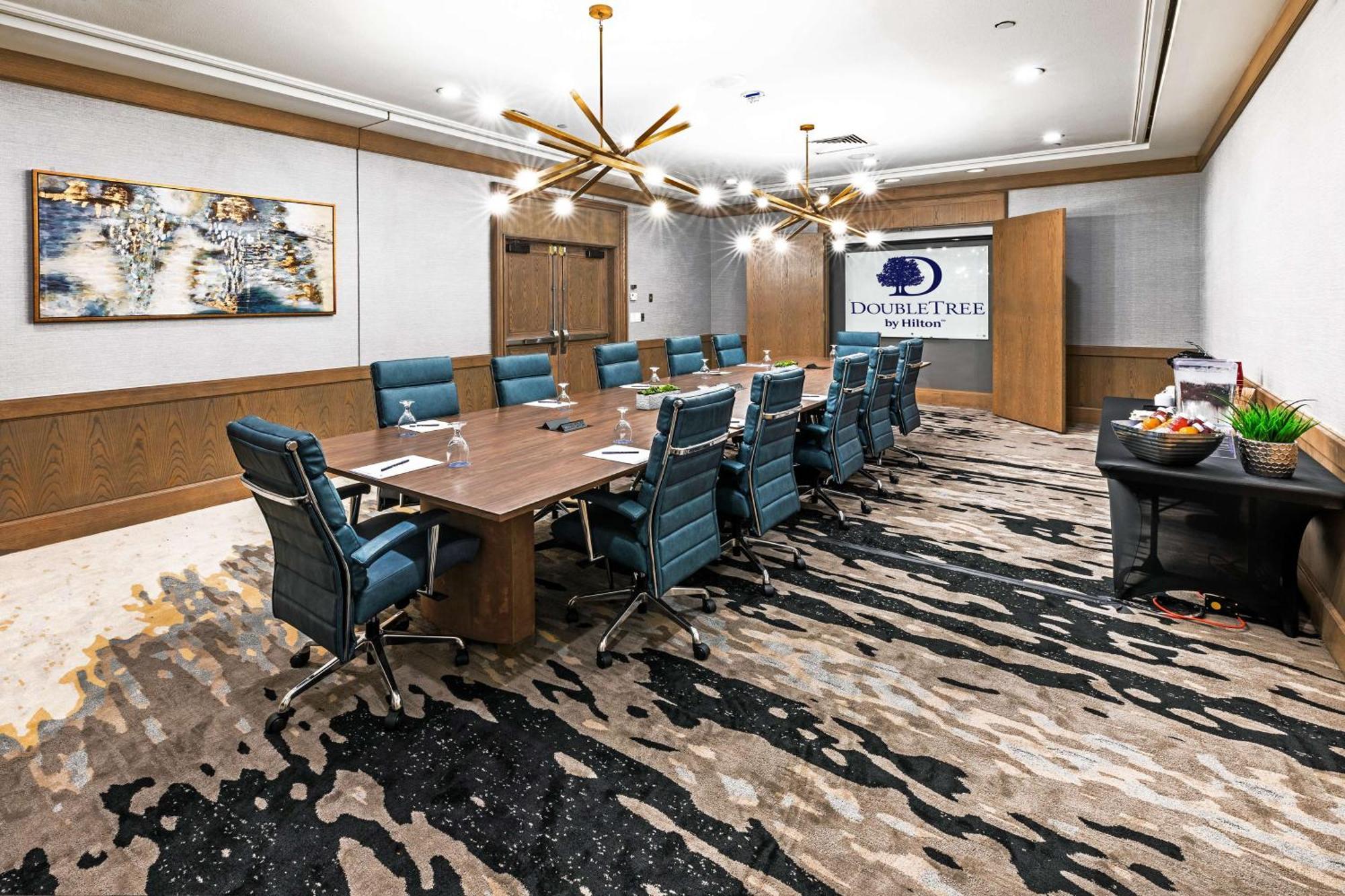 Doubletree By Hilton Tulsa At Warren Place Екстер'єр фото