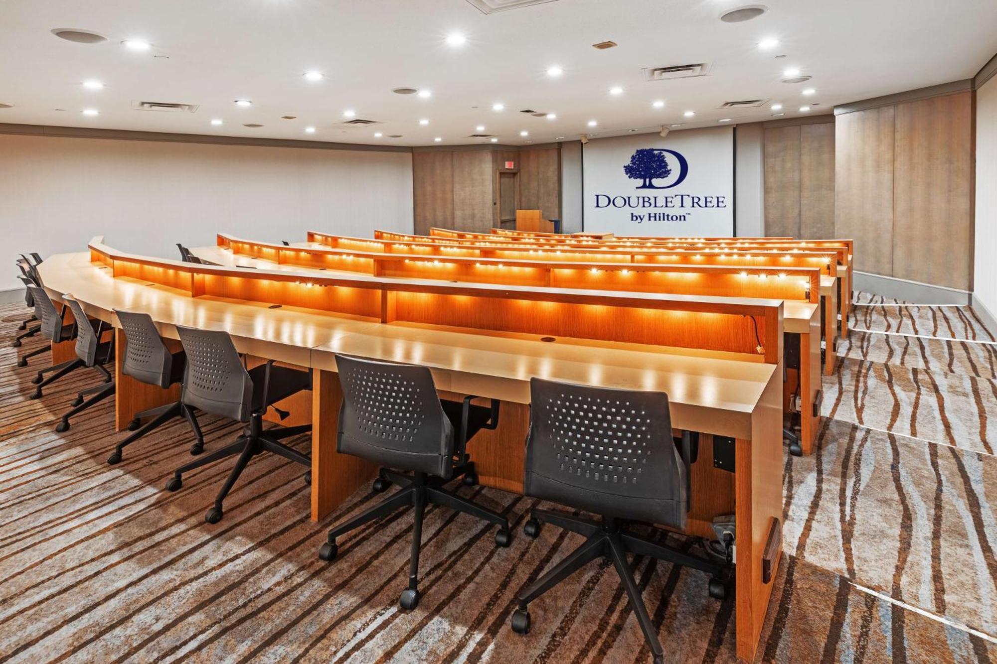Doubletree By Hilton Tulsa At Warren Place Екстер'єр фото