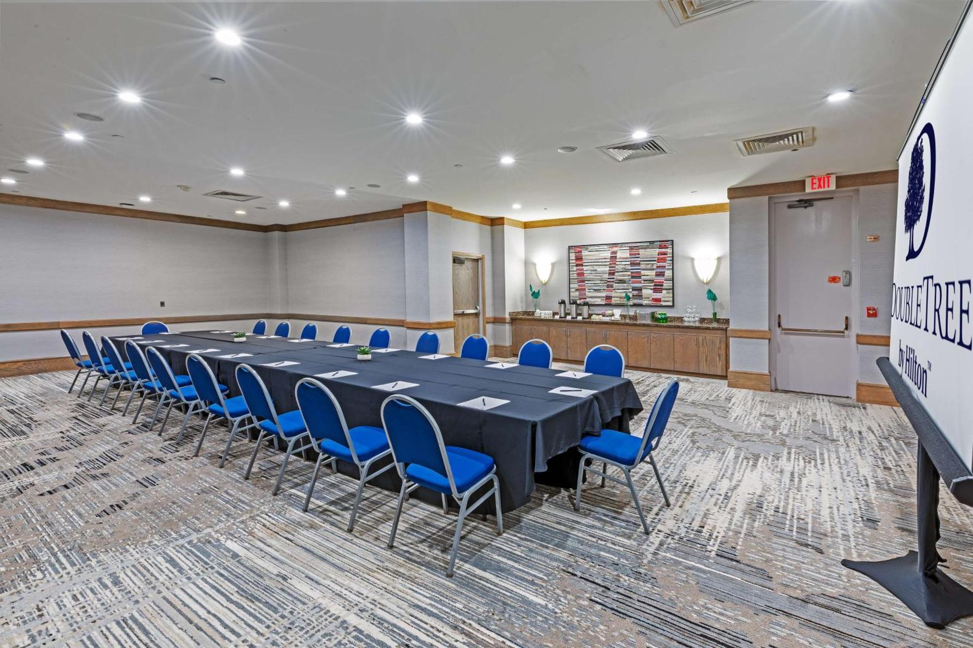 Doubletree By Hilton Tulsa At Warren Place Екстер'єр фото